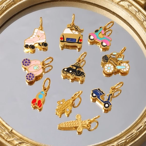 Dijes de transporte de esmalte coloridos con baño de oro para joyería personalizada