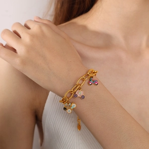 Pulsera de cadena dorada con dijes de esmalte de colores de moto y carruaje para mujer