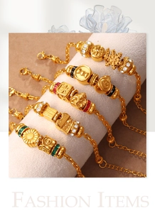 Detalle de cinco pulseras de cuentas doradas con colgantes de copos de nieve y estrellas