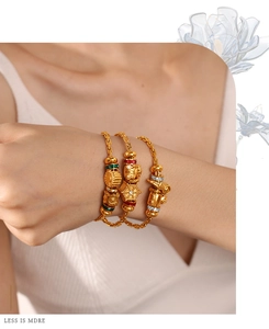 Primer plano de pulseras de cuentas doradas con pedrería brillante y gemas de colores