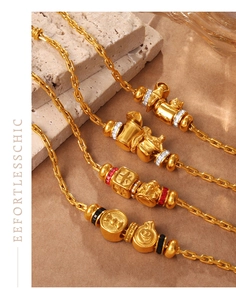 Detalle de pulseras de cuentas doradas con dijes de estrellas y circonitas sobre piedra