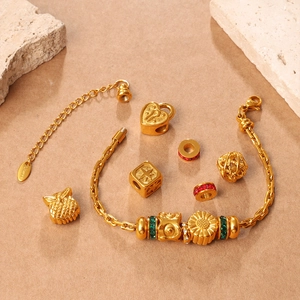 Pulsera de cuentas de acero inoxidable dorado con dijes de estrellas y piedras verdes