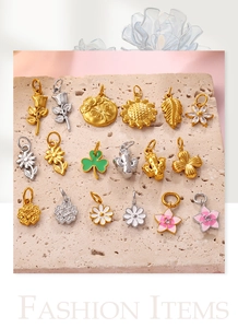 Plano detalle de pequeños colgantes florales con motivos de rosa y girasol sobre piedra