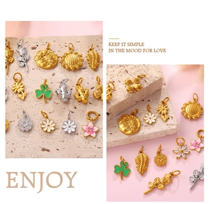 Primer plano de dijes florales minimalistas en oro y plata con detalles de rosas y margaritas