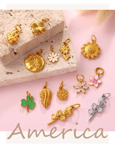 Detalle de colgantes florales dorados con esmalte y circonitas sobre piedra