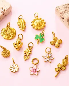 Vista de detalle de colgantes florales dorados con motivos de rosa y de girasol