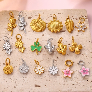 Colección de colgantes florales con rosas y girasoles en acabado oro y plata