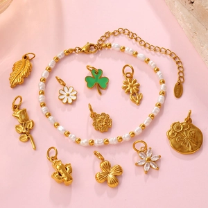 Conjunto de pulsera de acero dorado con colgantes florales y perlas elegantes