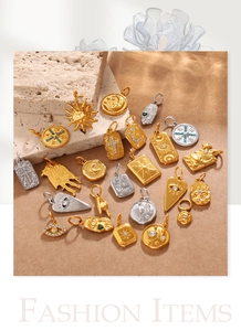Detailaufnahme von Vintage-Anhängern aus Gold und Silber mit Sonnen- und Mondmotiven