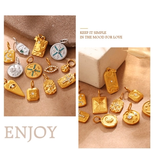 Detailansicht von Vintage-Anhängern in Gold und Silber mit Himmels- und Mystiksymbolen
