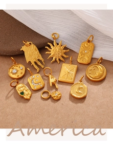 Detail von Vintage-Goldanhängern mit Sonne und Mond und Zirkon-Inlays für DIY-Schmuck