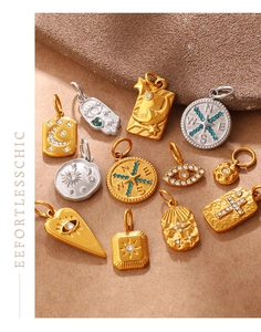 Detailansicht himmlischer Anhänger mit Mond-, Stern- und Augenmotiven in Gold und Silber