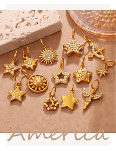 Makro-Detail von dreizehn goldenen Himmelsanhängern mit Sternen Mond Sonne und Zirkon