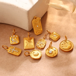 Set aus neun böhmischen Goldanhängern mit Himmelsmotiven wie Sonne, Mond und Augen
