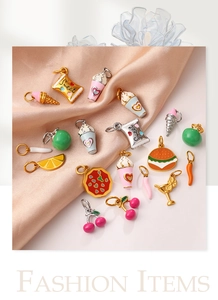 Gros plan de breloques en émail coloré en forme de burger et glace pour bijoux DIY
