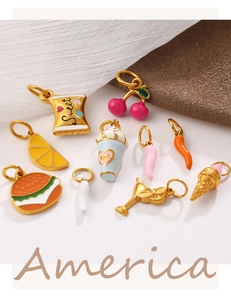 Gros plan de breloques en émail en forme de burger et glace pour bijoux DIY