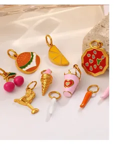 Vue détaillée de divers pendentifs en émail sur le thème de la cuisine et des glaces