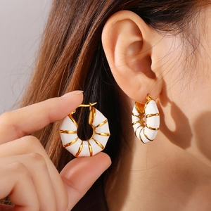 Goldene und weiße Emaille-Creolen mit elegantem, geripptem Spiralmuster für Damen