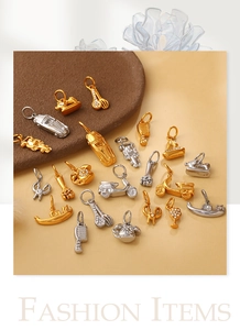 Gedetailleerde macro-opname van goud en zilveren hangers met strassteentjes in diverse vormen