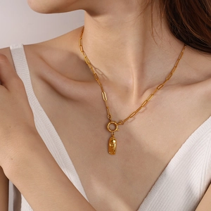 Gouden paperclip ketting met een getextureerde rechthoekige hanger voor dames