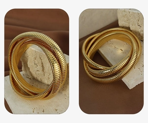 Dettaglio del bracciale a tre strati in acciaio inossidabile placcato oro 18K a serpente