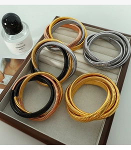 Vista dettagliata di bracciali a serpente a triplo strato placcati in oro 18K in quattro toni