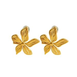 Élégantes boucles d'oreilles fleur dorées avec texture radiale sur les cinq pétales