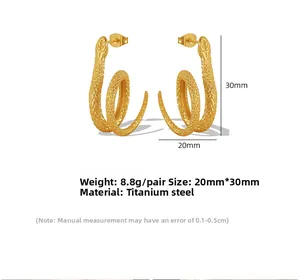 Dettaglio orecchini a forma di serpente in acciaio al titanio placcato oro 18k con scaglie