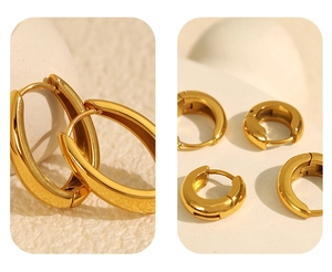 Vue détaillée des boucles d'oreilles créoles géométriques plaquées or 18 carats poli
