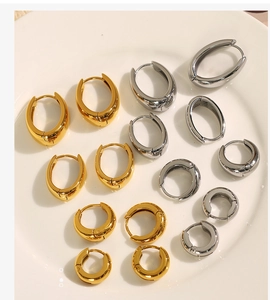 Gros plan de boucles d'oreilles en C plaquées or et argent de tailles assorties