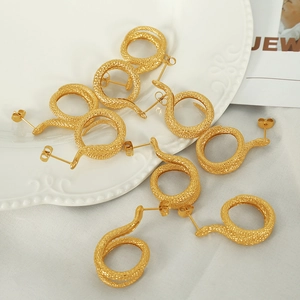 Orecchini a cerchio minimalisti a forma di serpente placcati oro 18k con scaglie