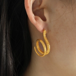 Eleganti orecchini a cerchio a serpente placcati oro 18k con trama a scaglie biomorfe