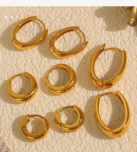 Créoles en forme de C plaquées or 18 carats en quatre tailles sur fond texturé