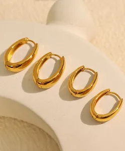 Détails de boucles d'oreilles créoles en C plaquées or 18 carats en deux tailles sur socle
