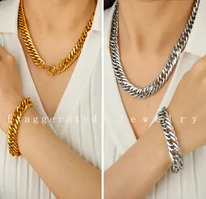 Dettaglio del set di collane a maglie cubane spesse con finitura lucida oro e argento