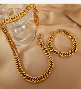 Dettaglio del set di collana e bracciale a catena spessa dorata in stile hip-hop