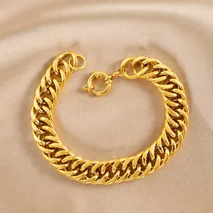 Dettaglio di un bracciale a catena cubana in oro spesso con una grande chiusura a molla