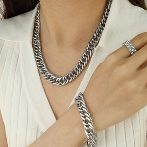 Set collana cubana, bracciale e anello a catena in argento lucido indossati da modella