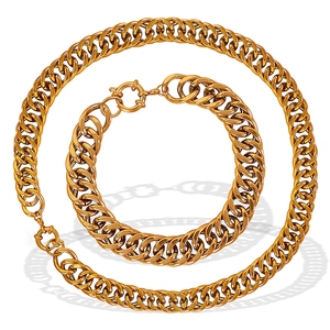 Set catena hip-hop dorata con collana e bracciale a spirale su sfondo bianco