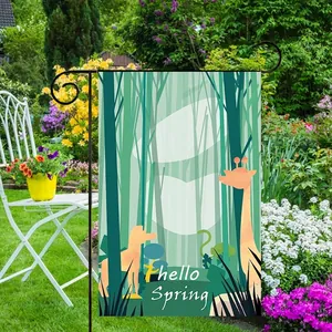 Frühlings-Gartenfahne mit Giraffen-Illustration an schwarzer Metallstange im Garten