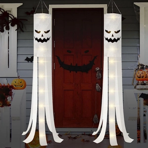 Dettaglio di calze a vento fantasma di Halloween con luci LED bianche calde
