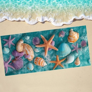 Mikrofaser Strandtuch mit Muscheln und Seesternen auf Sand mit Meereswellen