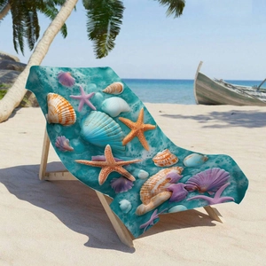 Mikrofaser-Strandtuch mit blauem Seestern-Druck auf einer hölzernen Sonnenliege
