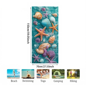 Detailansicht des 150x70cm Mikrofaser-Strandtuchs mit Muschelprint und Größenangabe