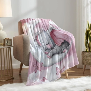 Couverture bébé en flanelle rose avec éléphant sur la lune posée sur un fauteuil
