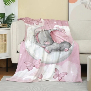 Détail de la couverture en flanelle rose avec motif éléphant sur un canapé doux