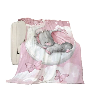 Couverture bébé en flanelle rose imprimé éléphant lune drapée sur un canapé blanc