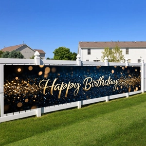 Striscione Happy Birthday nero e oro su recinzione bianca con design glitter bokeh