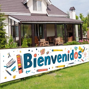 Spanisches 'Bienvenidos' Schulanfang Banner mit Stiften und Sternen am Außenzaun