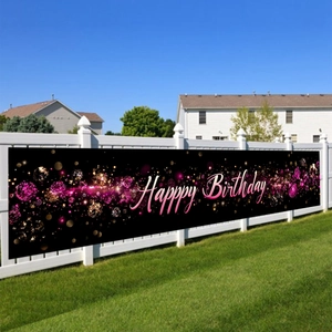 Bannière d'anniversaire en extérieur sur clôture blanche avec herbe et ciel bleu